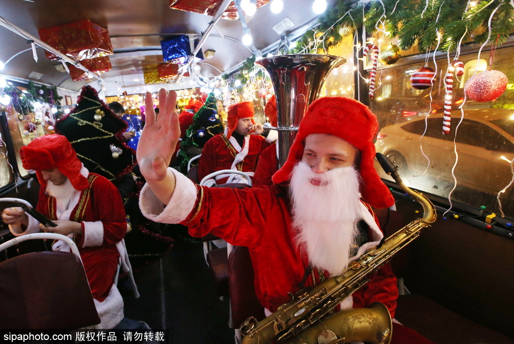 狂欢音乐巴士现身圣彼得堡 “圣诞老人”一路演奏气氛超嗨