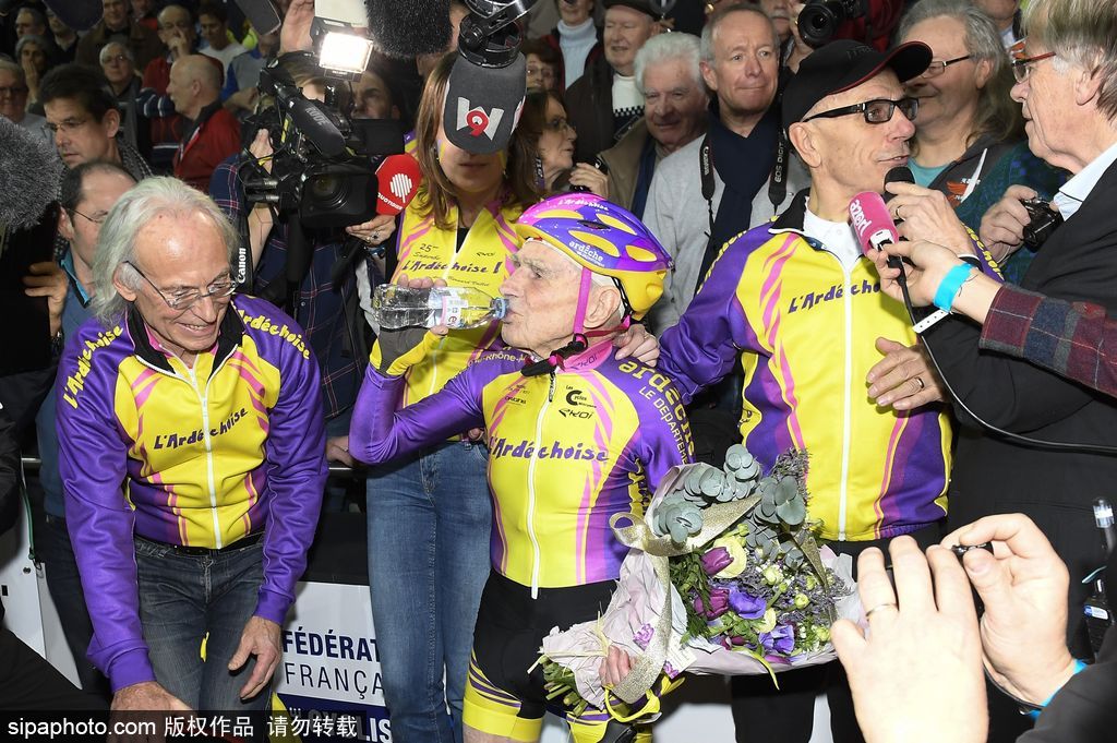 再创奇迹！法国105岁老人打破自行车世界纪录
