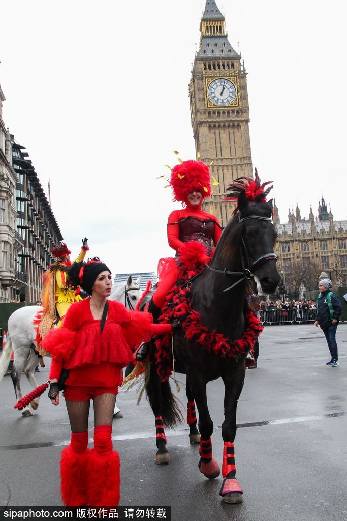 2017伦敦新年大游行盛大举行 载歌载舞欢声笑语迎新年