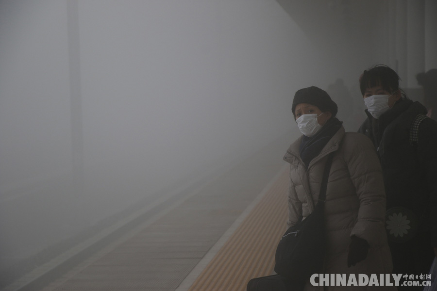 山东到北京500公里铁路沿线 浓雾缭绕