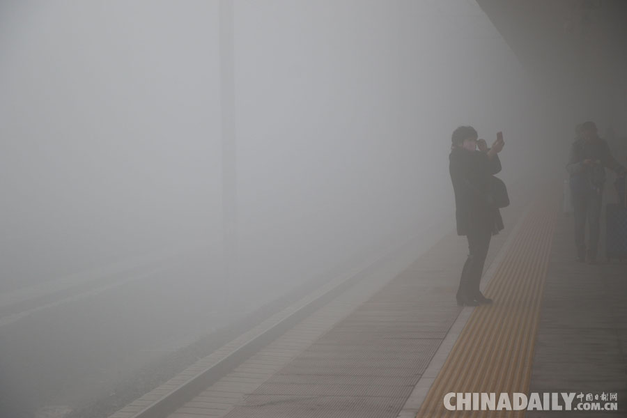 山东到北京500公里铁路沿线 浓雾缭绕