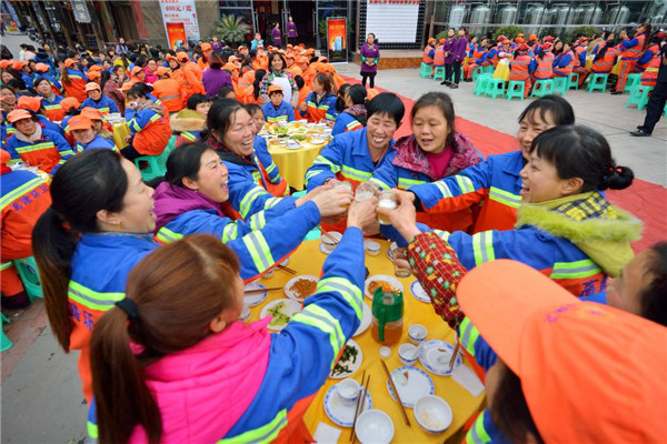 暖心！重庆一餐饮店请526名环卫工吃团年饭