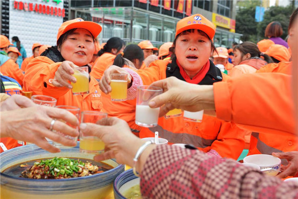 暖心！重庆一餐饮店请526名环卫工吃团年饭