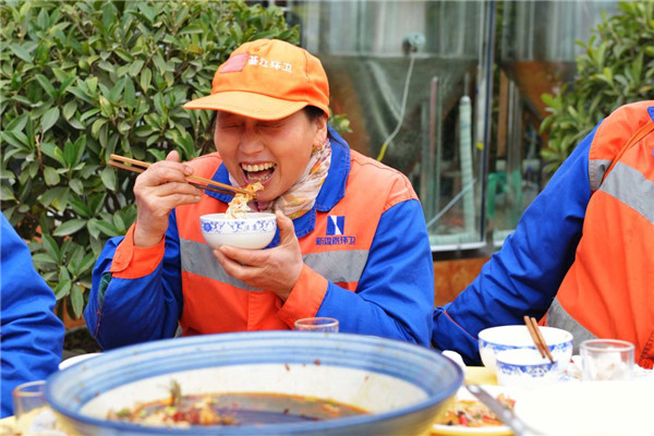 暖心！重庆一餐饮店请526名环卫工吃团年饭