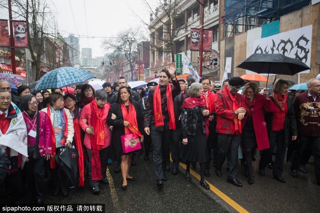 加拿大总理特鲁多身着唐装参加春节游行 抚摸舞狮头激萌十足