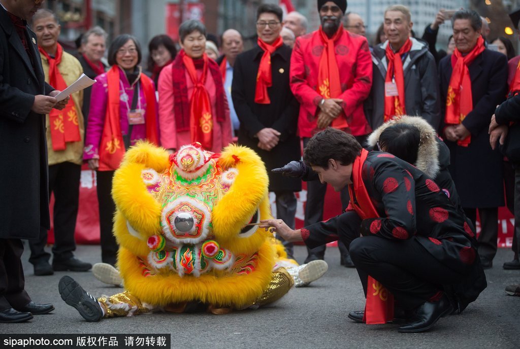 加拿大总理特鲁多身着唐装参加春节游行 抚摸舞狮头激萌十足