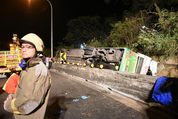台湾游览车事故已致32死 车上无大陆游客