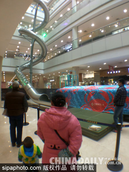 重庆商场现高空螺旋滑梯 空降4楼仅需12秒（组图）