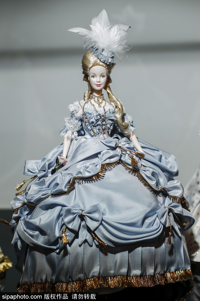 “王室”芭比娃娃亮相马德里 威廉王子夫妇大婚造型抢眼