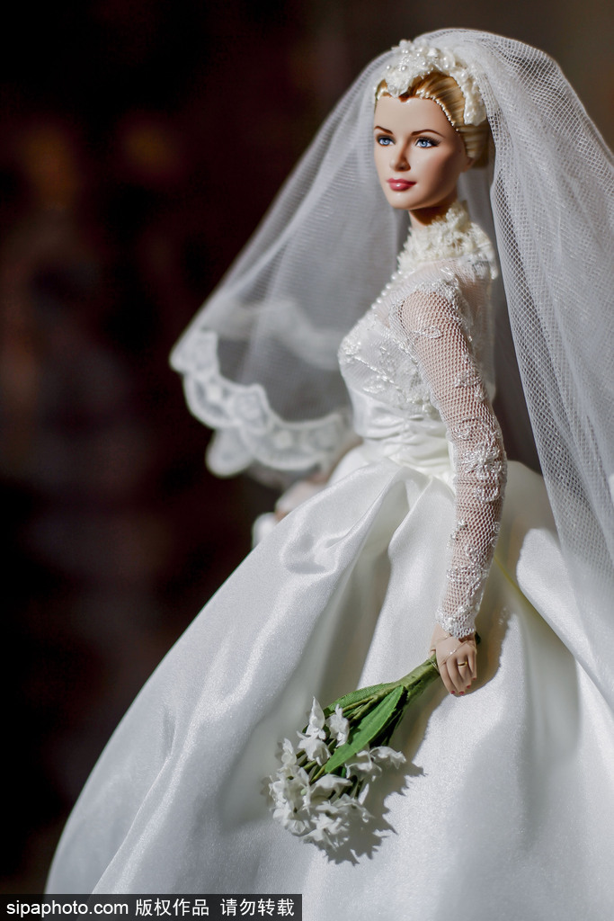 “王室”芭比娃娃亮相马德里 威廉王子夫妇大婚造型抢眼