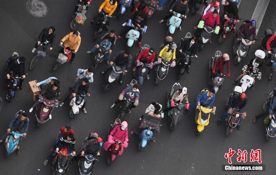 中国“电驴之城” 电动车近200万辆（组图）