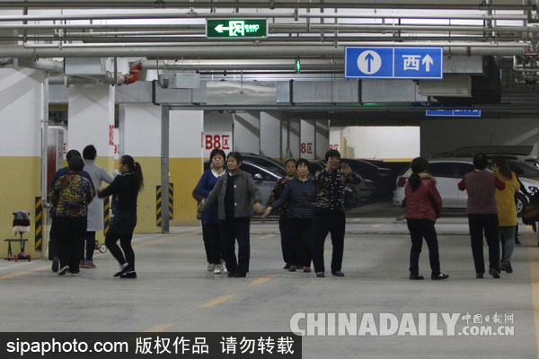 郑州大妈小区地下车库跳广场舞 “冬暖夏凉”没雾霾？[组图]