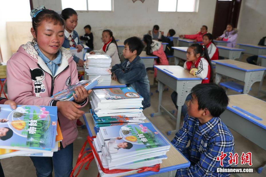 贵州苗寨小学的开学第一天 多数学生父母外出打工