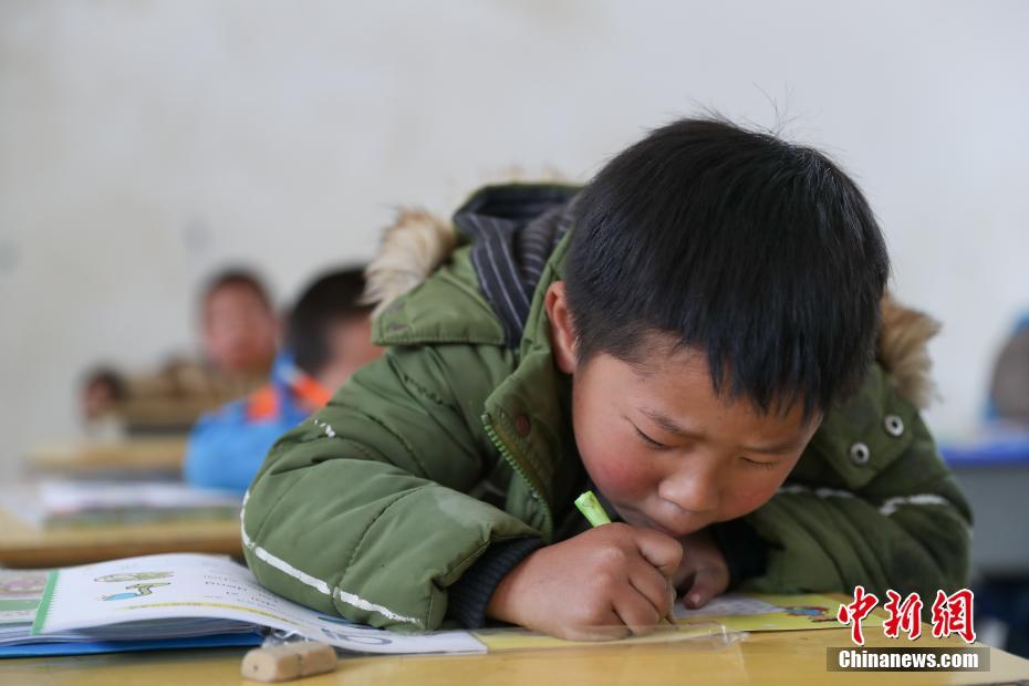 贵州苗寨小学的开学第一天 多数学生父母外出打工