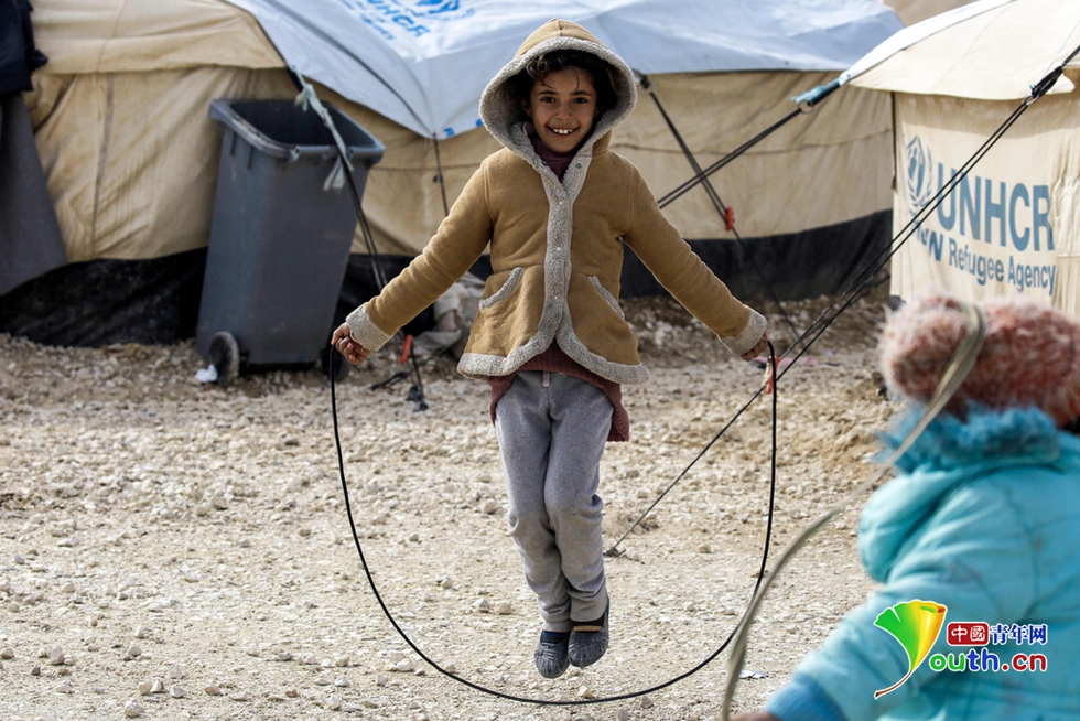 叙利亚难民营中的笑脸：他们在战火中求生