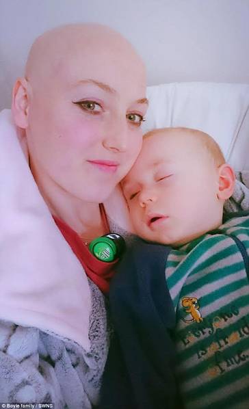 儿子拒绝母乳发现母亲癌症：他是我的小英雄