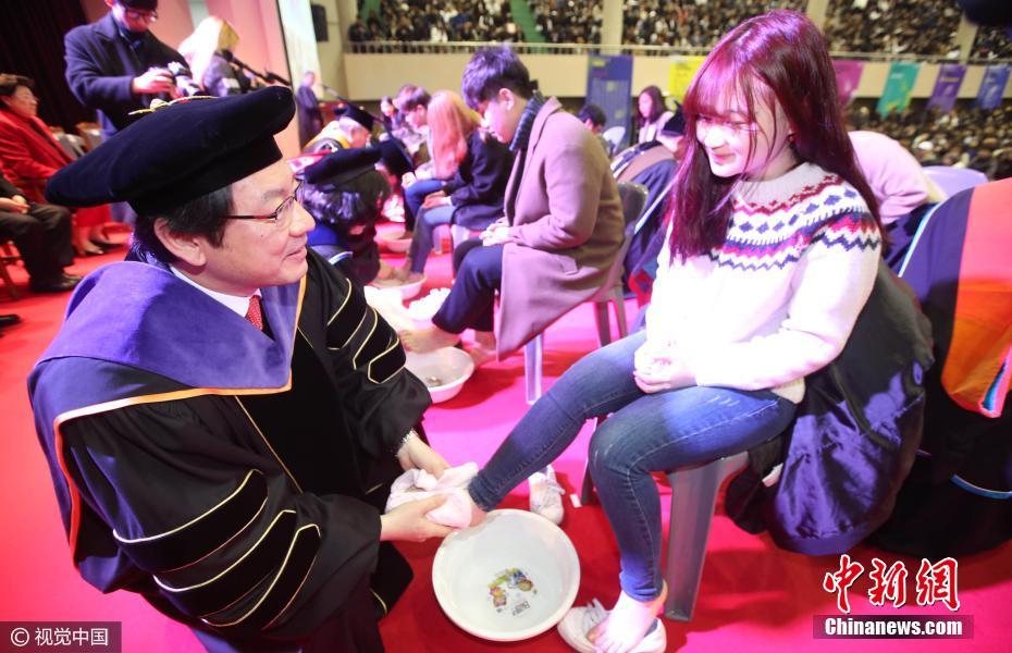 韩国大学入学仪式：校长教授亲自为新生洗脚