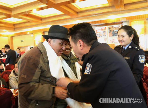 西藏拉萨市向118名外国人颁发中国“绿卡”
