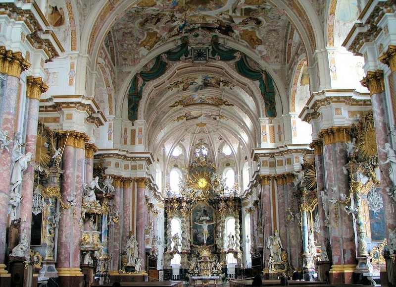 德国修道院现两具“史上最奢华骷髅”