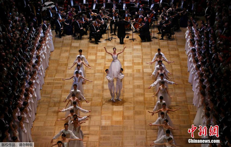 维也纳歌剧院举行年度舞会 场面盛大奢华