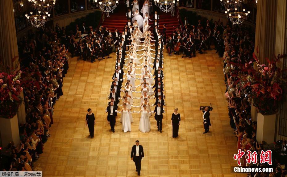 维也纳歌剧院举行年度舞会 场面盛大奢华