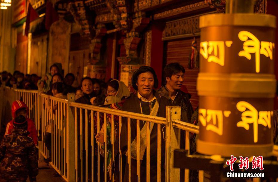 西藏藏历新年前夜掠影（组图）