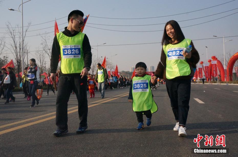 郑州市民徒步走迎二月二“龙抬头”（组图）