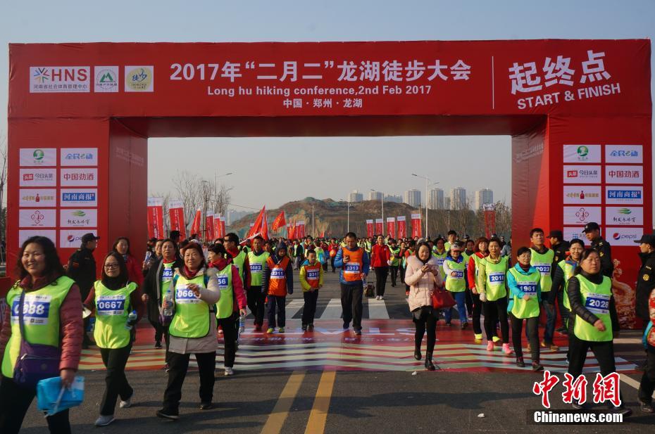 郑州市民徒步走迎二月二“龙抬头”（组图）