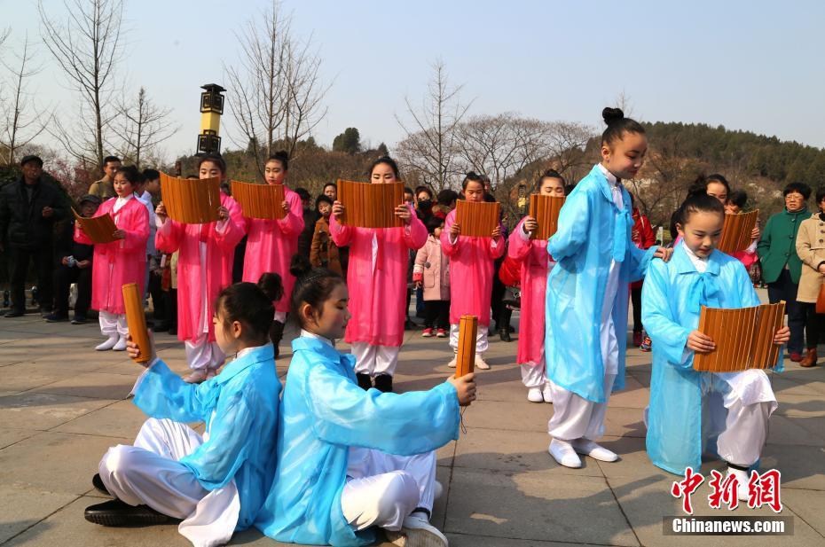 徐州梅花姹紫嫣红迎春来 古风汉韵穿越秀（组图）