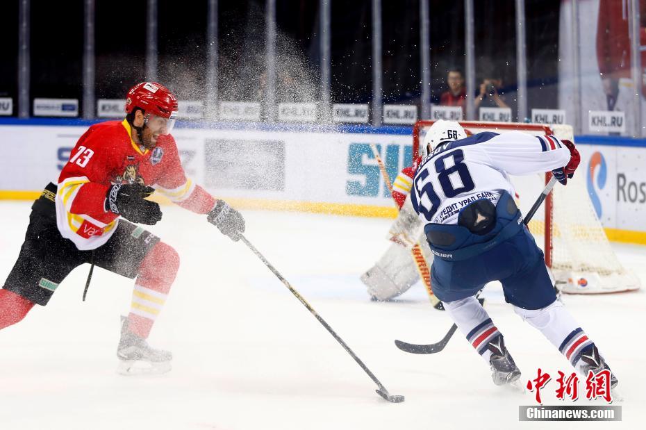 北京五棵松上演KHL冰球联赛 英达现身观赛（组图）