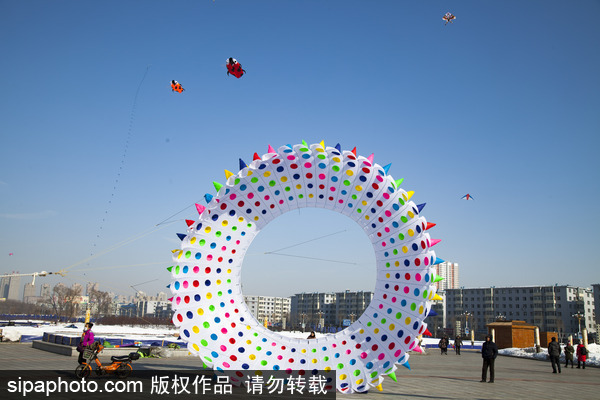 吉林市民自制滚地龙风筝 直径15米有3层楼高（图）