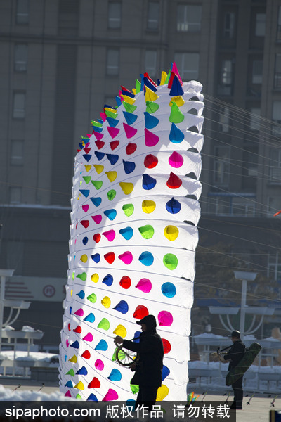 吉林市民自制滚地龙风筝 直径15米有3层楼高（图）