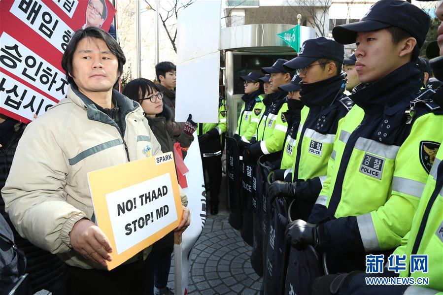韩国民众抗议乐天集团同意与军方交换“萨德”用地
