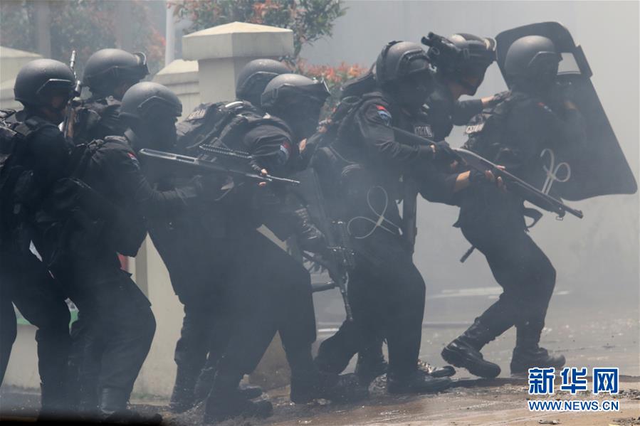 印尼万隆发生爆炸 警匪双方交火现场戒严