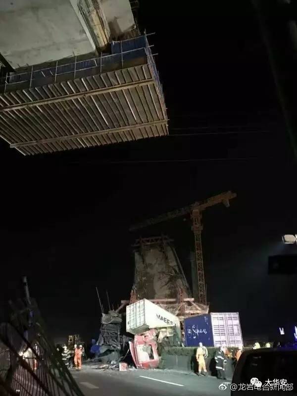 福建高架桥坍塌 现场5人坠落2辆车被砸【组图】