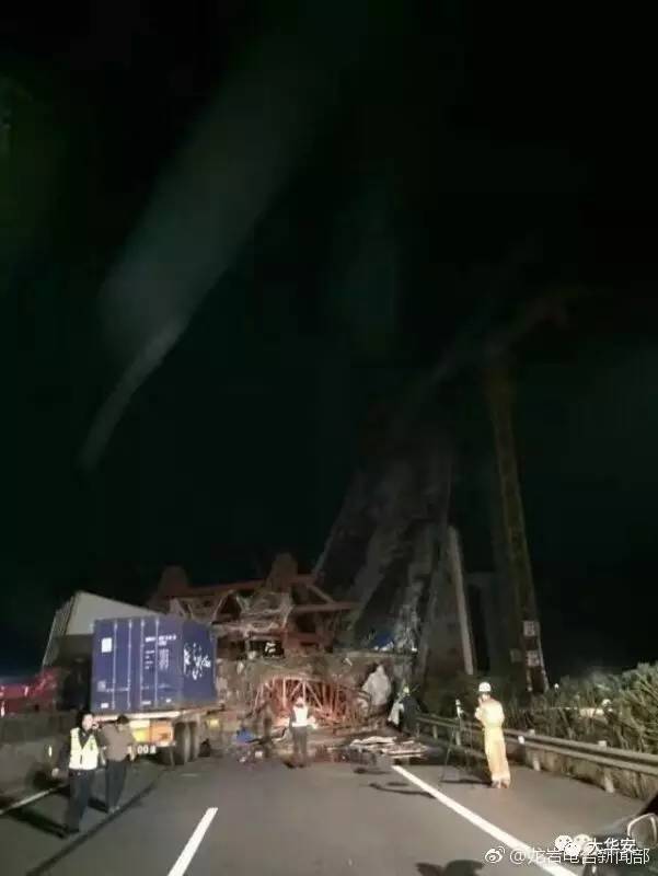 福建高架桥坍塌 现场5人坠落2辆车被砸【组图】