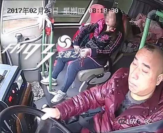 大巴司机闭眼开车 “梦游”20秒出车祸致1亡