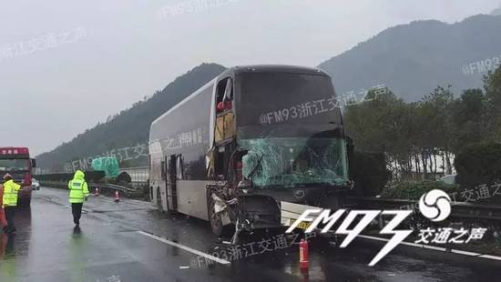 大巴司机闭眼开车 “梦游”20秒出车祸致1亡