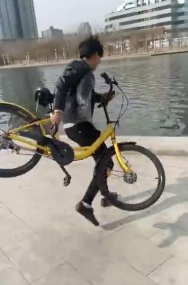 男子直播将共享单车扔入海河