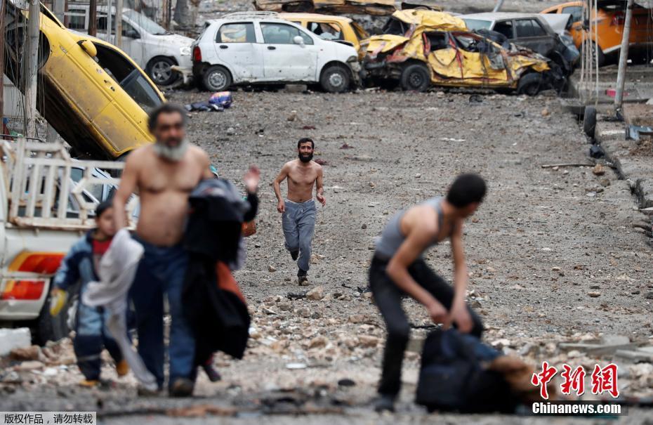 伊拉克男子逃离战区 脱衣证明自己不是恐怖分子（图）