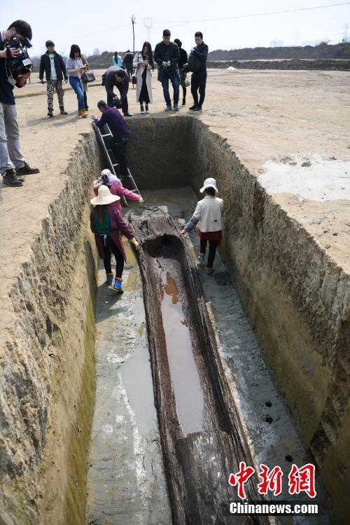 成都发掘近200座春秋至战国时期船棺墓群