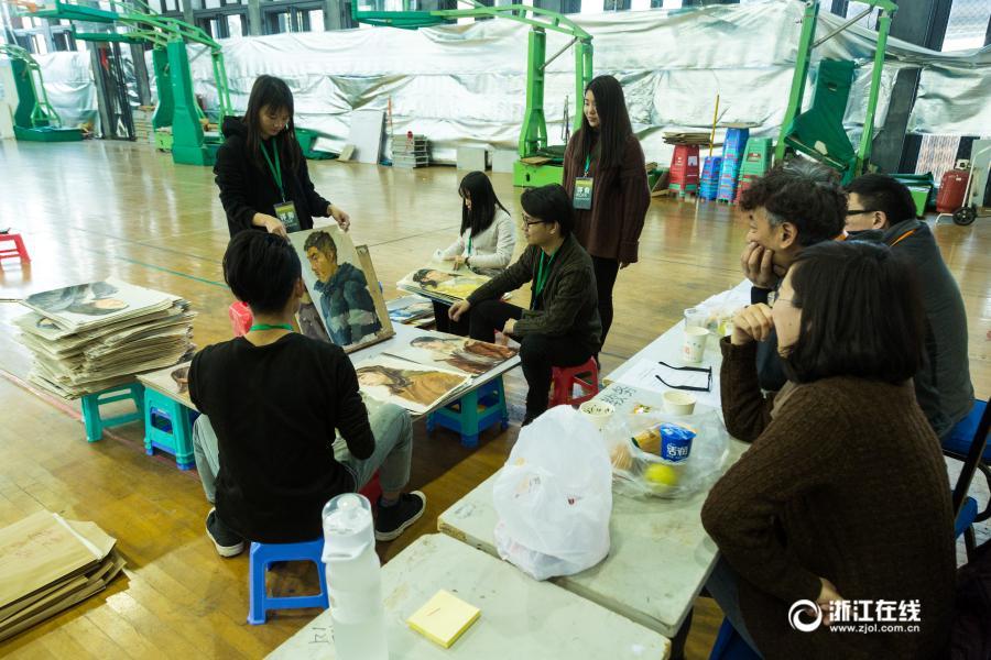 壮观！中国美院阅卷现场 画卷铺满体育馆（图）