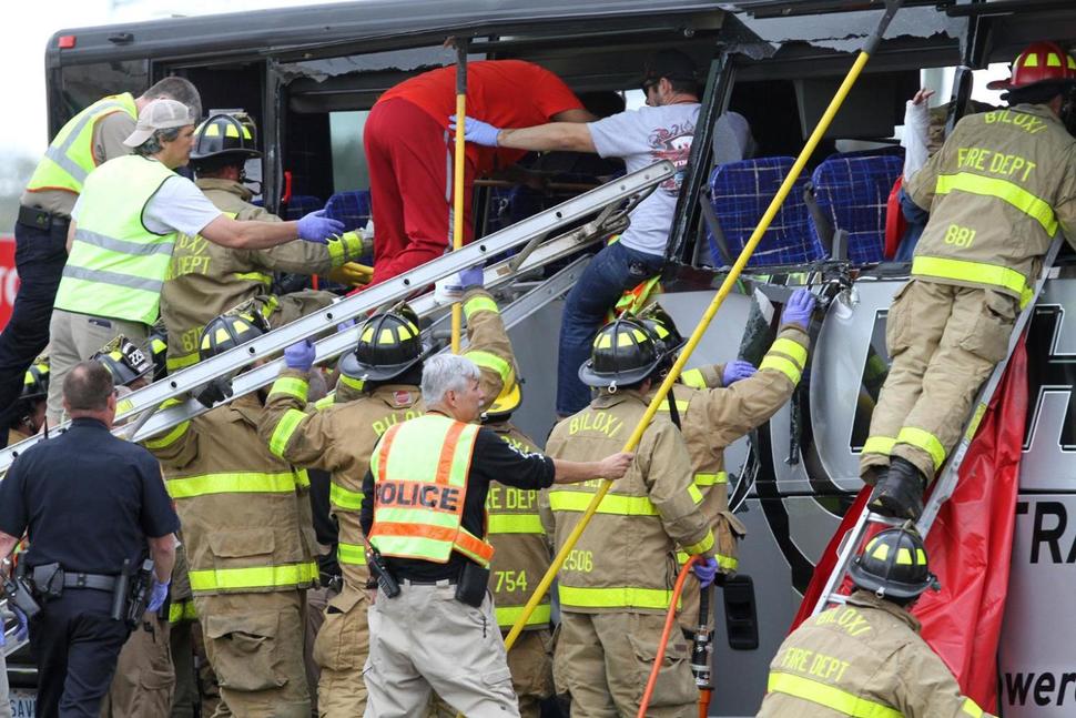 美国火车客车相撞 至少4人死亡现场混乱