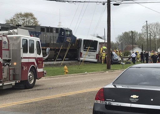 美国火车客车相撞 至少4人死亡现场混乱