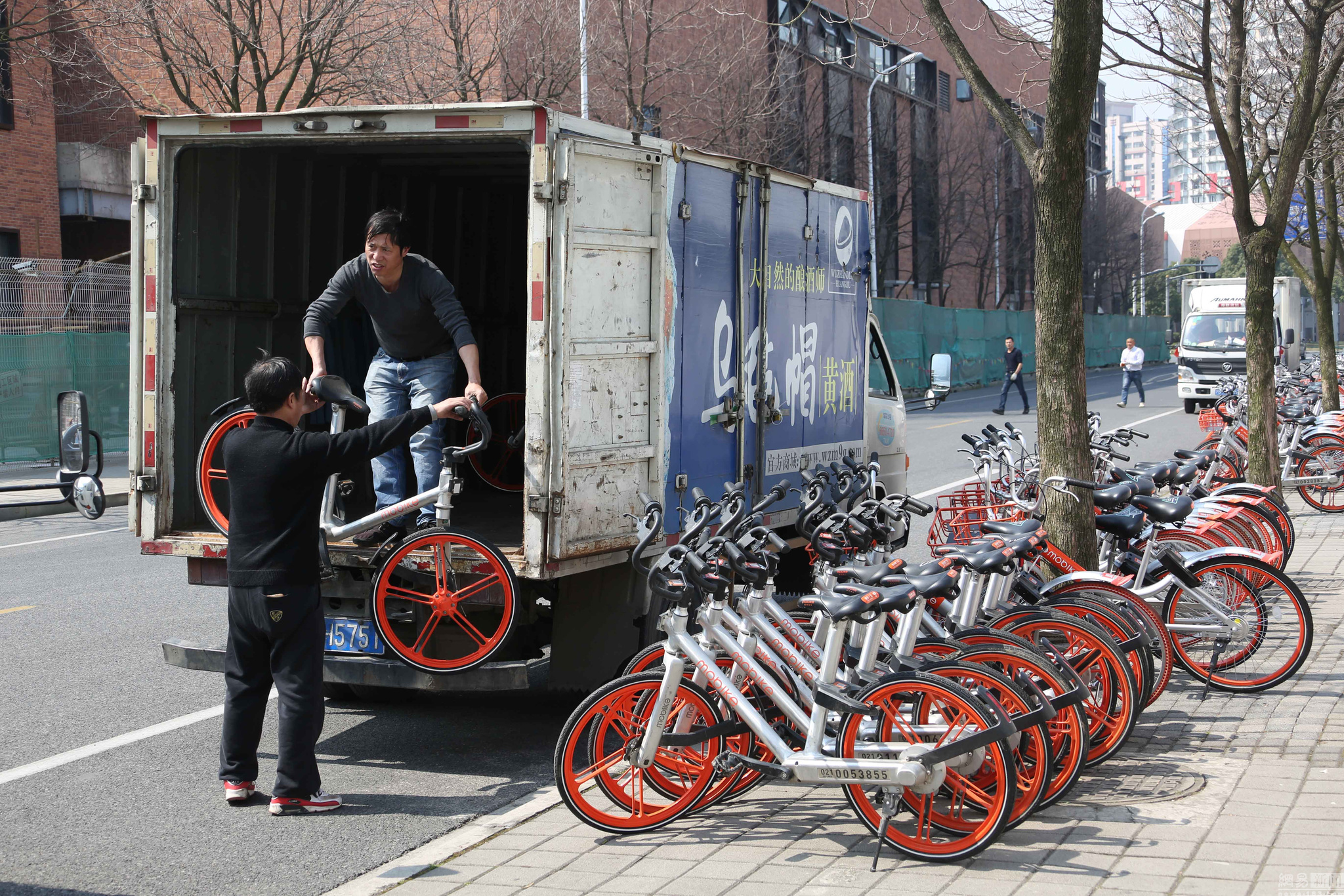 上海近5000辆被扣共享单车