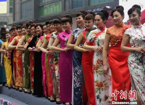 庆“三八” 重庆百余名女企业家街头上演旗袍秀