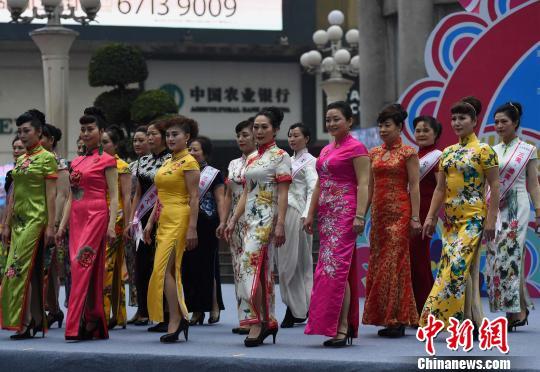 庆“三八” 重庆百余名女企业家街头上演旗袍秀