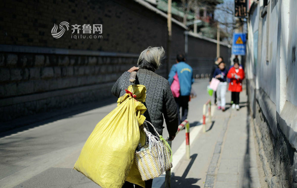 七旬老太卖菜养家 每日往返60公里