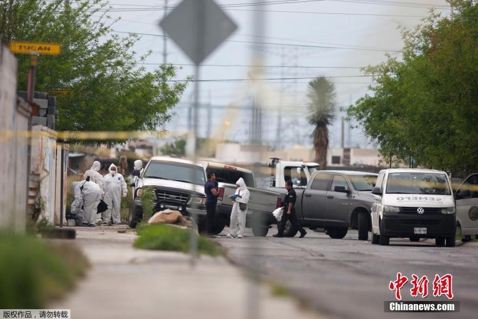 墨西哥一卡车内发现8具尸体 法医现场调查