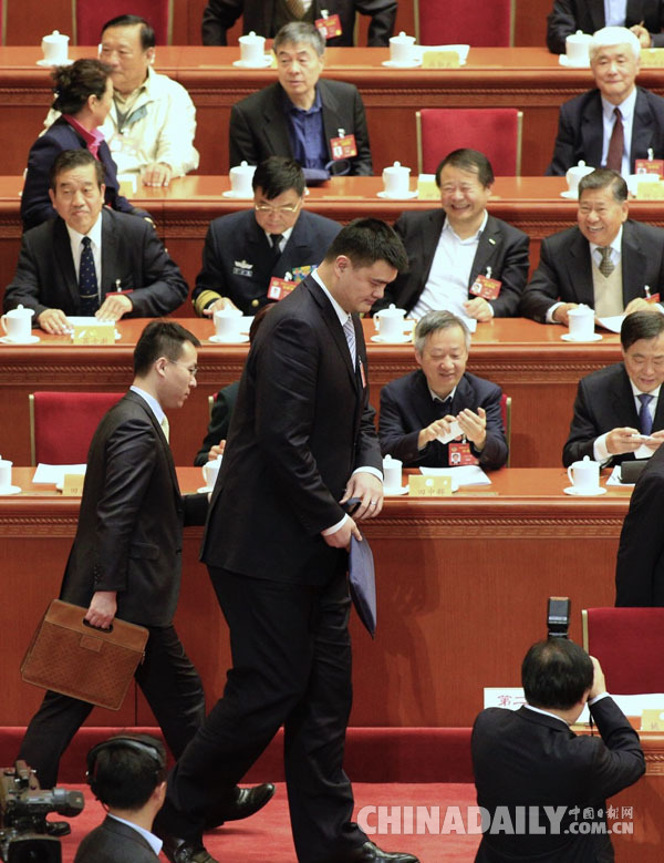 姚明在全国政协十二届五次会议第三次全体会议上发言